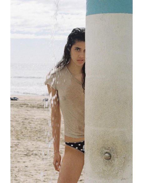 modelo detrás de ducha de playa